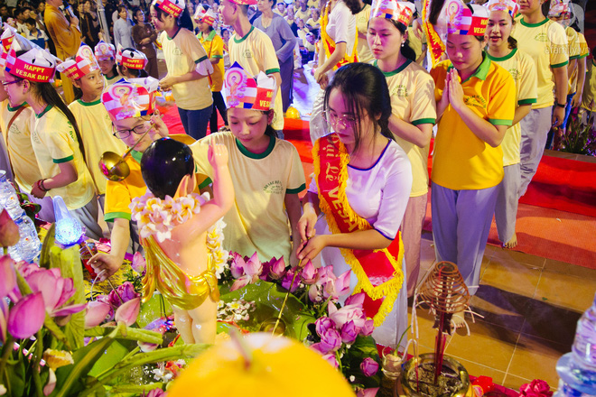 Hàng ngàn người đến đại lễ Phật Đản để được làm nghi lễ tắm Phật Hàng ngàn người đến đại lễ Phật Đản để được làm nghi lễ tắm Phật